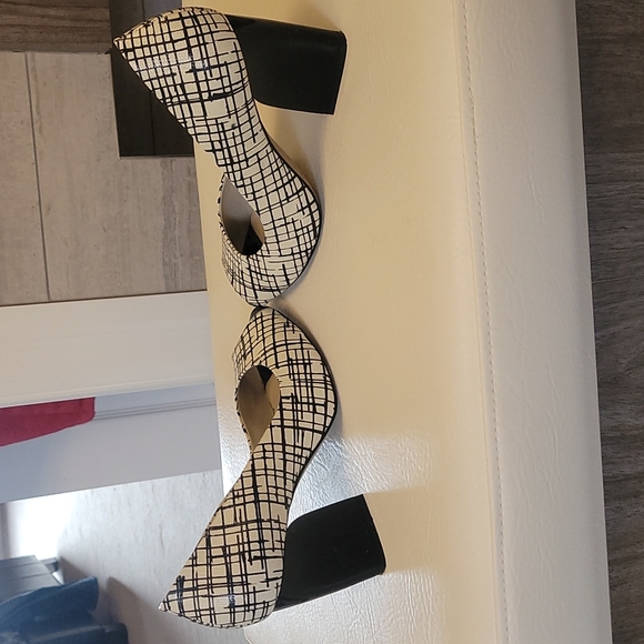 La Diva black and white peep toe heels, sz 38, fits like 7.5US - Picture 4 of 8